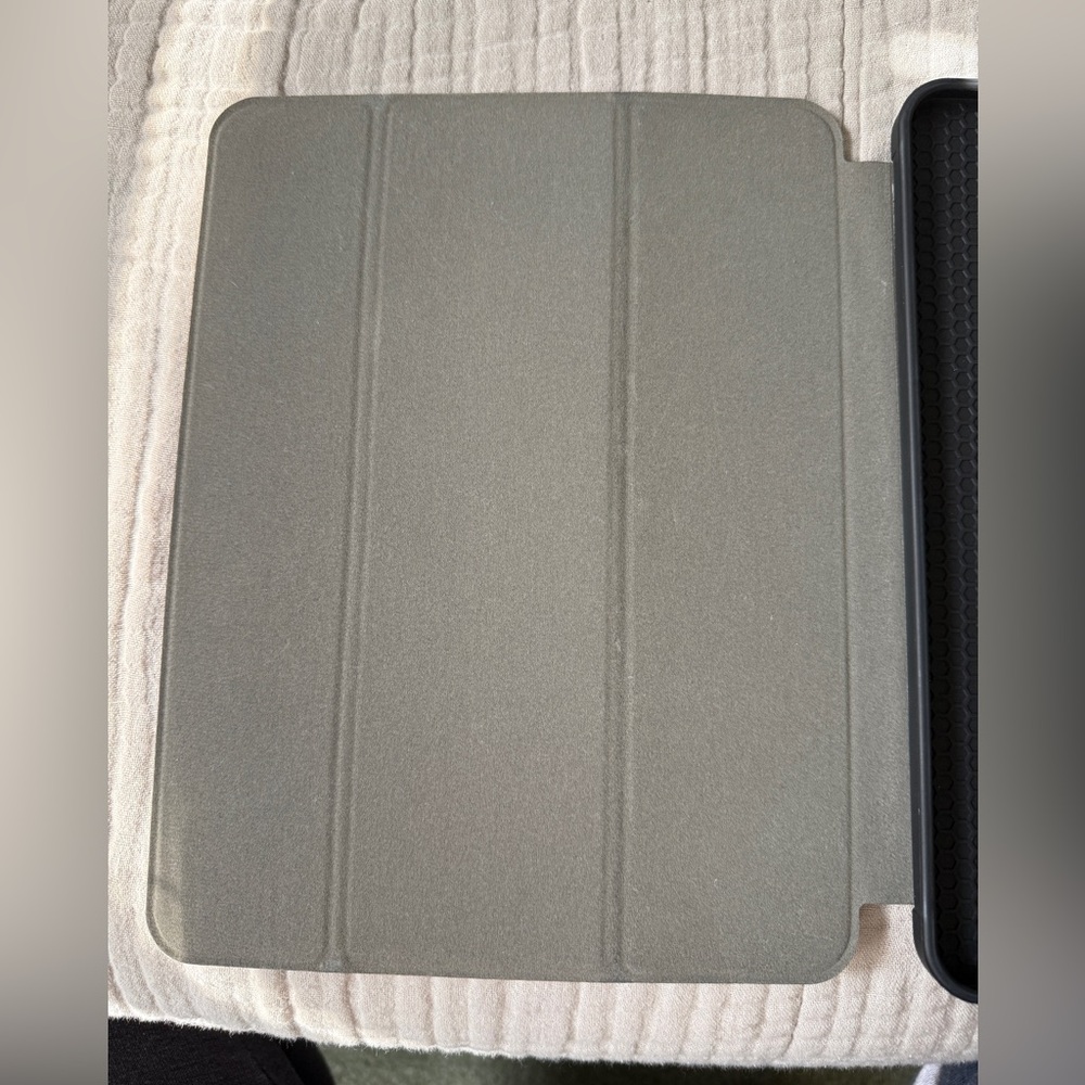 IPAD CASE ABSTRACT DESIGN MAGNETIC CLOSURE AND PEN SLOT - Picture 5 of 10